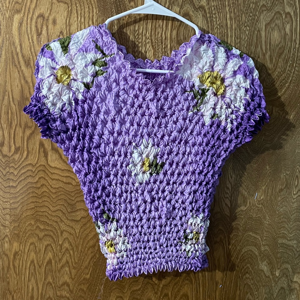 Approximately size M. Retro top probably from the 90s.